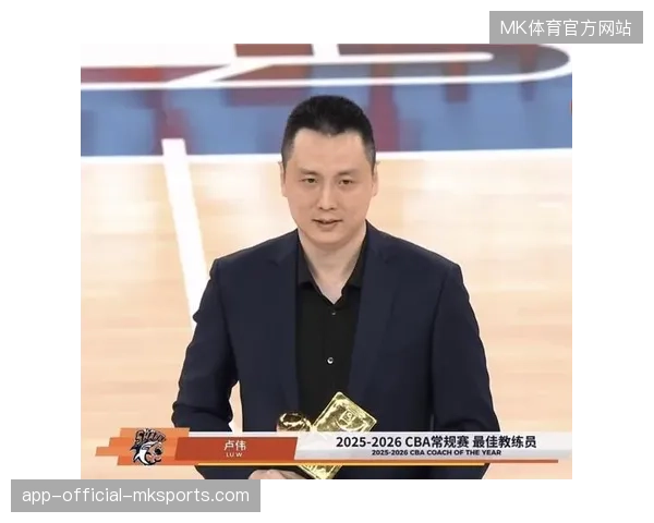 上海男篮统治常规赛，卢伟凭借23连胜纪录荣膺最佳教练